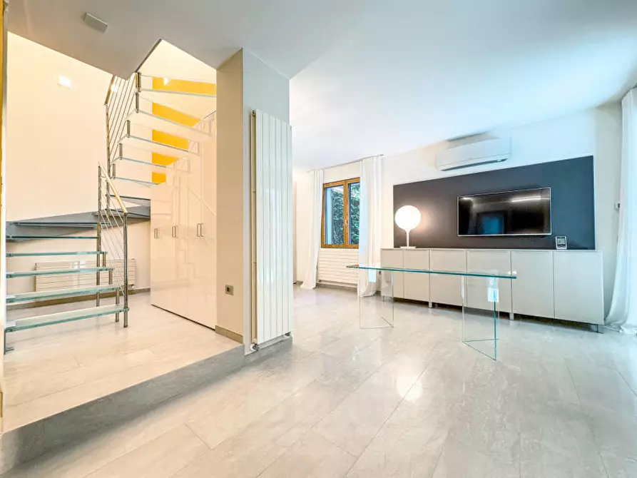 Immagine 1 di Casa indipendente in vendita  in Via Duchessa di Genova n.61/b a Stresa