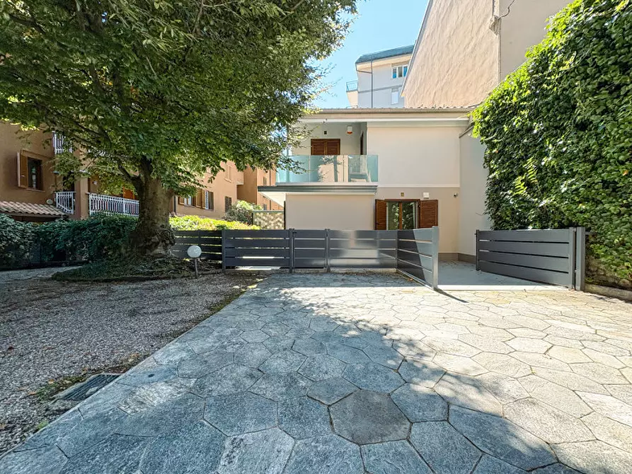 Immagine 4 di Casa indipendente in vendita  in Via Duchessa di Genova n.61/b a Stresa