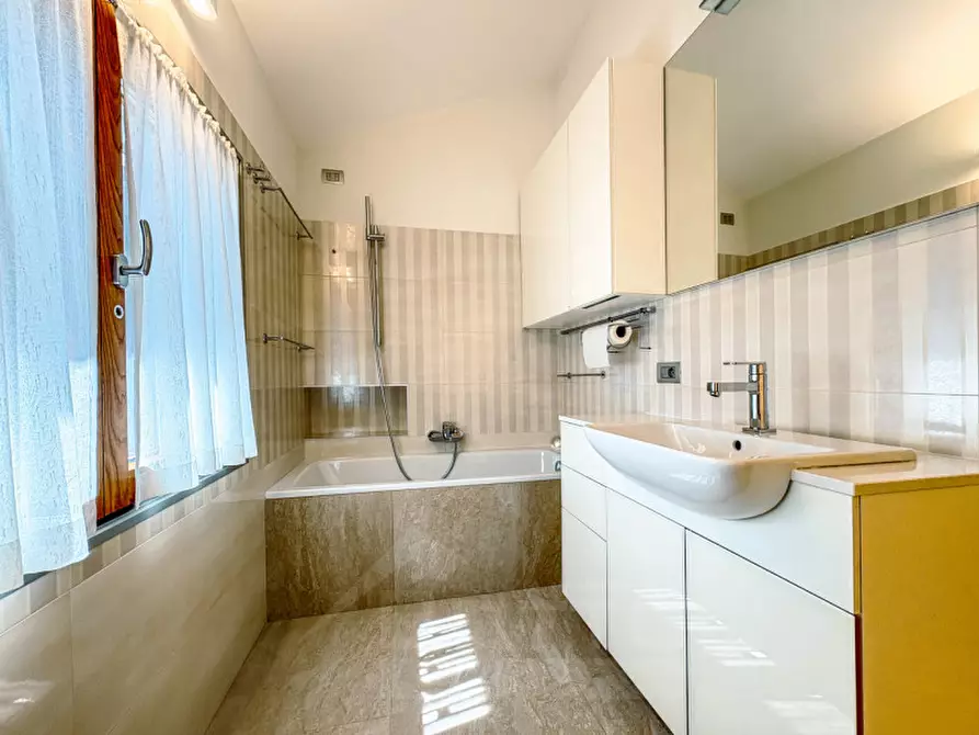 Immagine 27 di Casa indipendente in vendita  in Via Duchessa di Genova n.61/b a Stresa