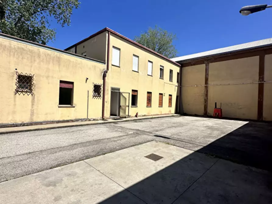 Immagine 9 di Capannone industriale in affitto  in VIA G. GOZZI 55 a Venezia