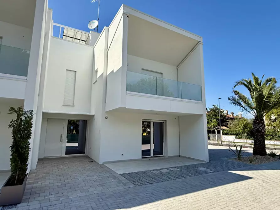Immagine 1 di Villetta a schiera in vendita  in Viale Europa a Lignano Sabbiadoro