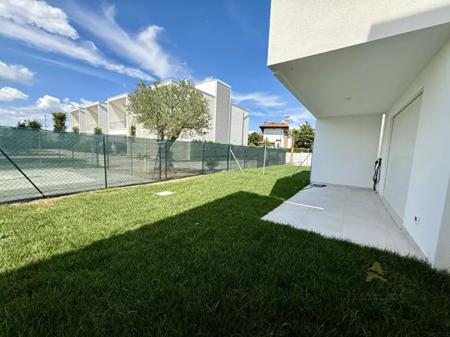 Immagine 2 di Villetta a schiera in vendita  in Viale Europa a Lignano Sabbiadoro