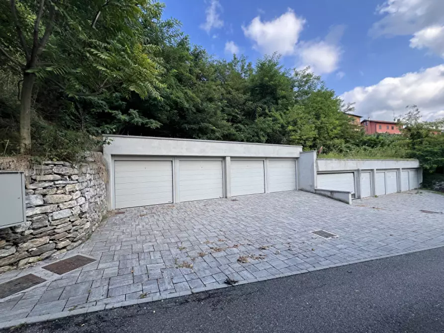 Immagine 1 di Garage in vendita  a Como