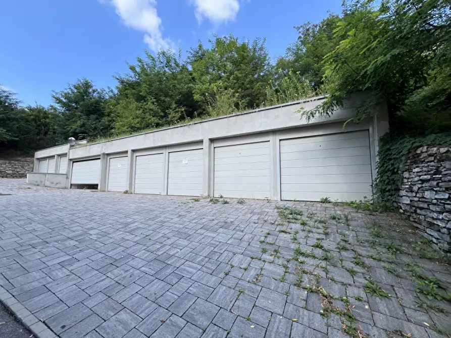 Immagine 1 di Garage in vendita  a Como