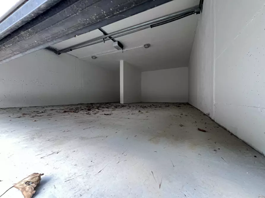 Immagine 3 di Garage in vendita  a Como