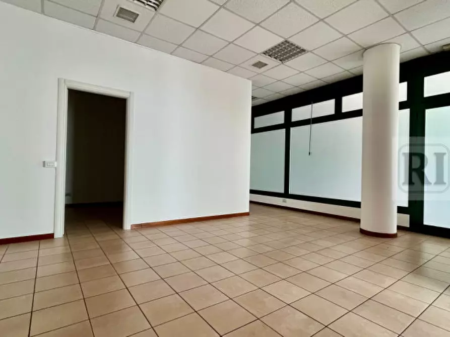 Immagine 1 di Negozio in affitto  a Limena
