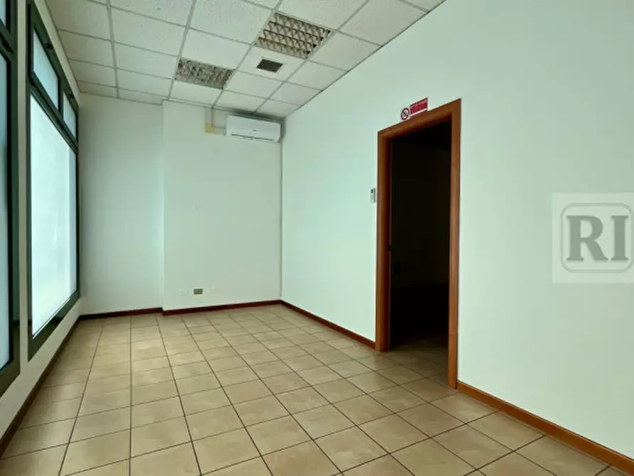 Immagine 4 di Negozio in affitto  a Limena