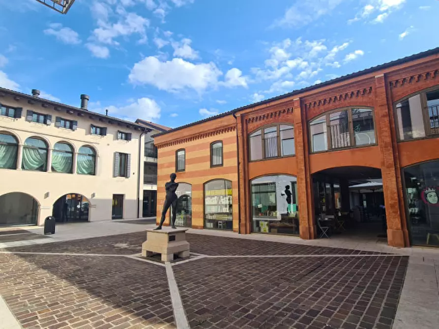 Immagine 1 di Negozio in affitto  in Piazza Giorgione a Castelfranco Veneto