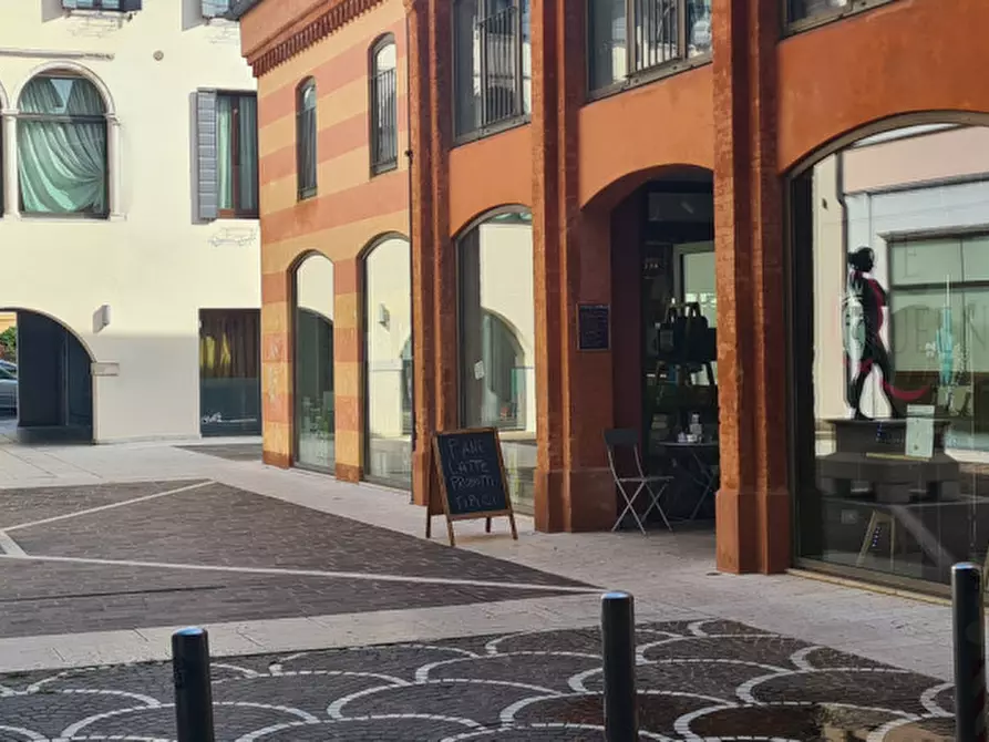 Immagine 1 di Negozio in affitto  in Piazza Giorgione a Castelfranco Veneto