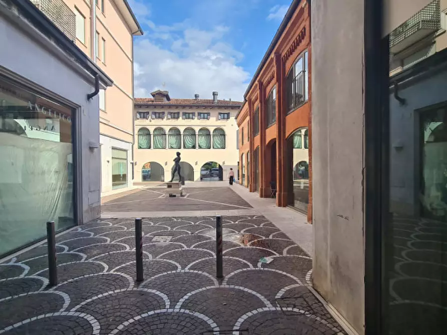 Immagine 7 di Negozio in affitto  in Piazza Giorgione a Castelfranco Veneto