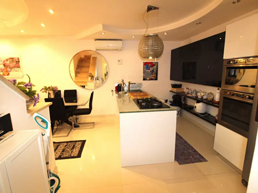 Immagine 5 di Villa in vendita  in Via Narcao a Roma