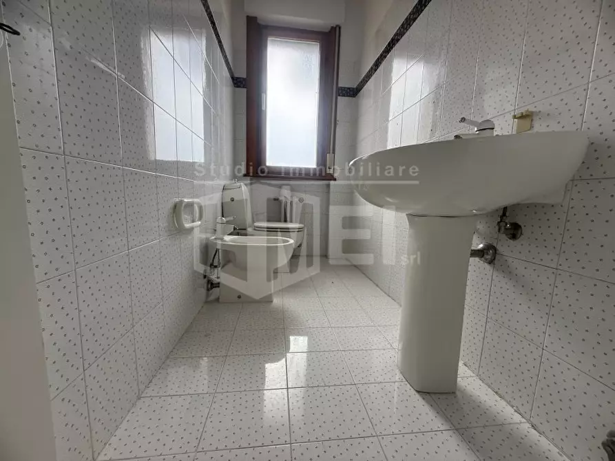 Immagine 11 di Appartamento in vendita  in Via Alessandro Volta a Cecina