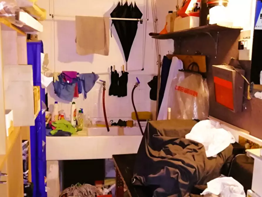 Immagine 4 di Magazzino in vendita  in Via Martiri della Libertà a San Remo