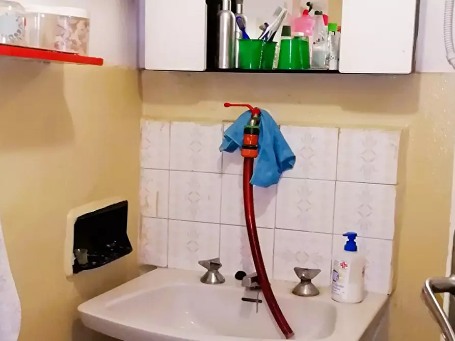 Immagine 5 di Magazzino in vendita  in Via Martiri della Libertà a San Remo