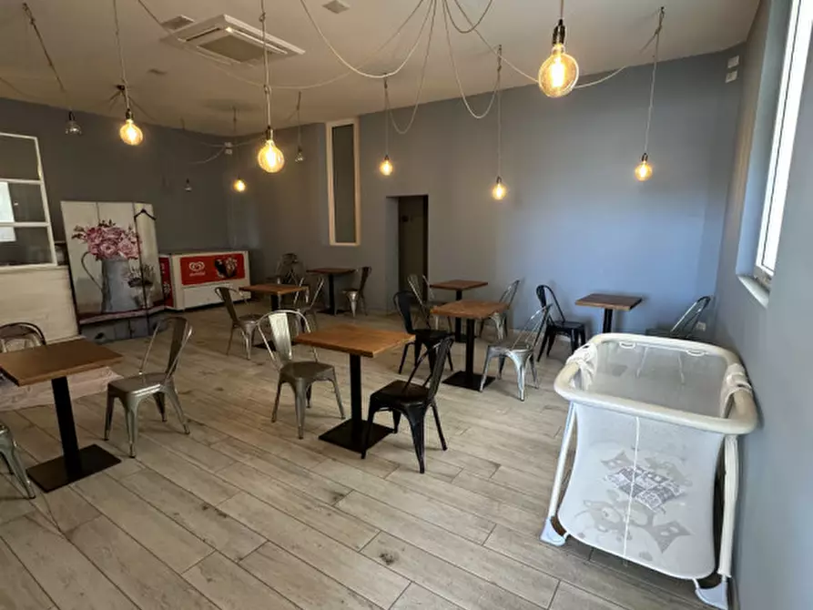 Immagine 19 di Attività commerciale in vendita  a Rimini