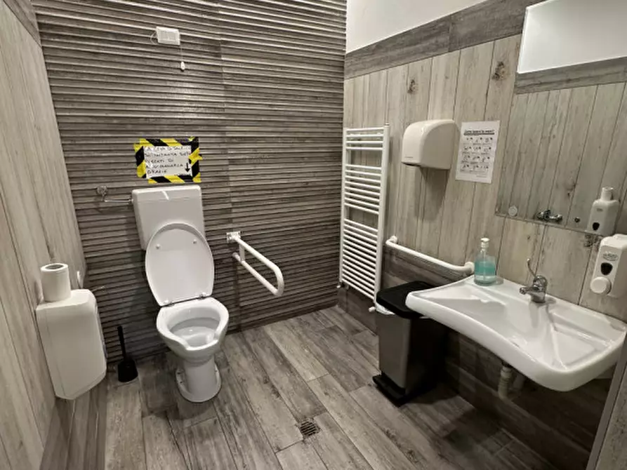 Immagine 24 di Attività commerciale in vendita  a Rimini