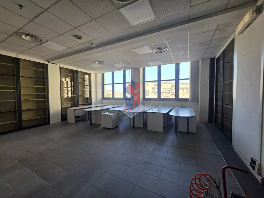 Immagine 2 di Ufficio in affitto  in CENTRO MERCATO 2 - VIA FERRANTE IMPARATO 198 a Napoli