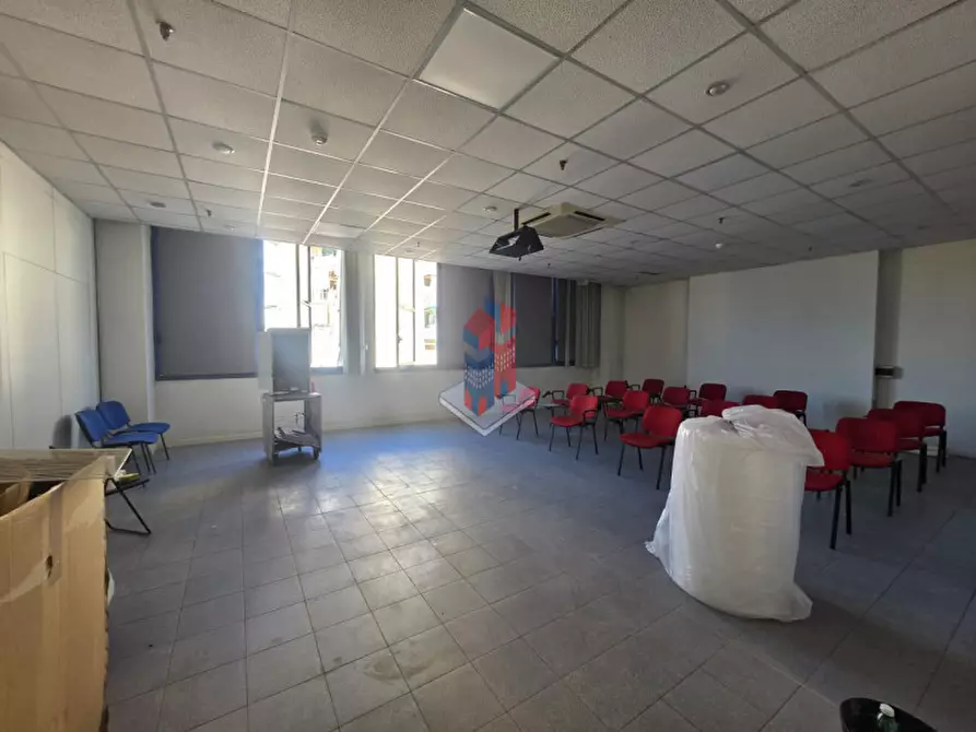 Immagine 7 di Ufficio in affitto  in CENTRO MERCATO 2 - VIA FERRANTE IMPARATO 198 a Napoli