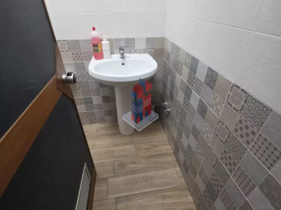 Immagine 10 di Ufficio in affitto  in CENTRO MERCATO 2 - VIA FERRANTE IMPARATO 198 a Napoli