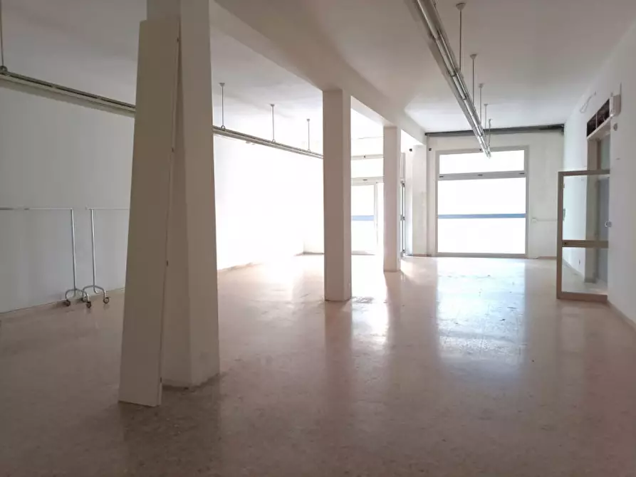 Immagine 7 di Negozio in affitto  in Via dei Marrucini a Pescara
