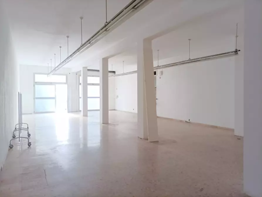 Immagine 8 di Negozio in affitto  in Via dei Marrucini a Pescara