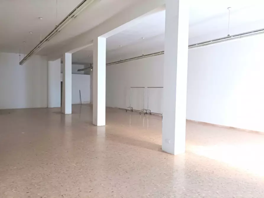 Immagine 9 di Negozio in affitto  in Via dei Marrucini a Pescara