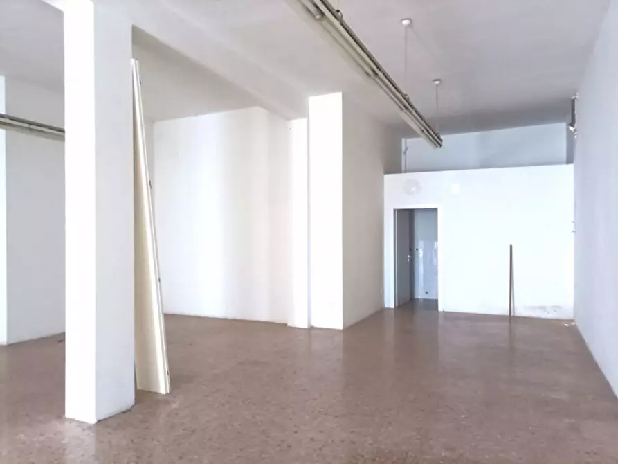 Immagine 10 di Negozio in affitto  in Via dei Marrucini a Pescara