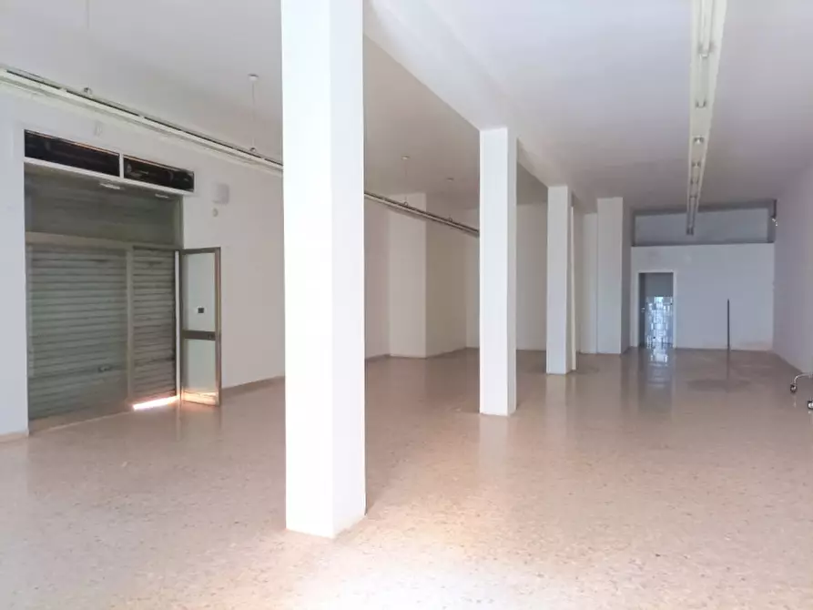 Immagine 13 di Negozio in affitto  in Via dei Marrucini a Pescara
