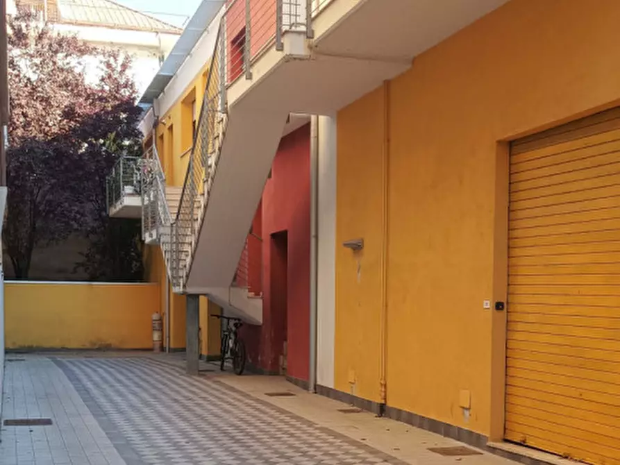 Immagine 15 di Negozio in affitto  in Via dei Marrucini a Pescara