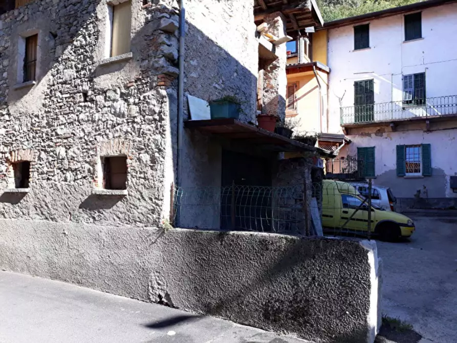 Immagine 11 di Appartamento in vendita  in Via Ventiquattro Maggio  18 - 21030 Cuveglio (VA) a Cuveglio