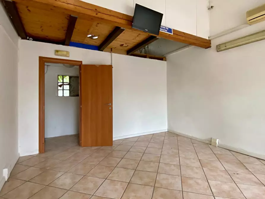 Immagine 1 di Negozio in vendita  in Via Sebastiano Caboto a Vicenza