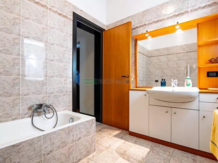 Immagine 35 di Casa trifamiliare in vendita  in Via Alessandro Manzoni a Passirano
