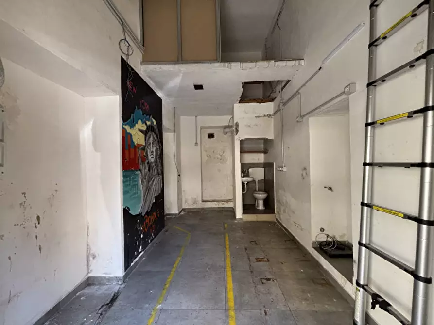 Immagine 2 di Negozio in affitto  in VIA CIRCUMVALLAZIONE a Torre Del Greco