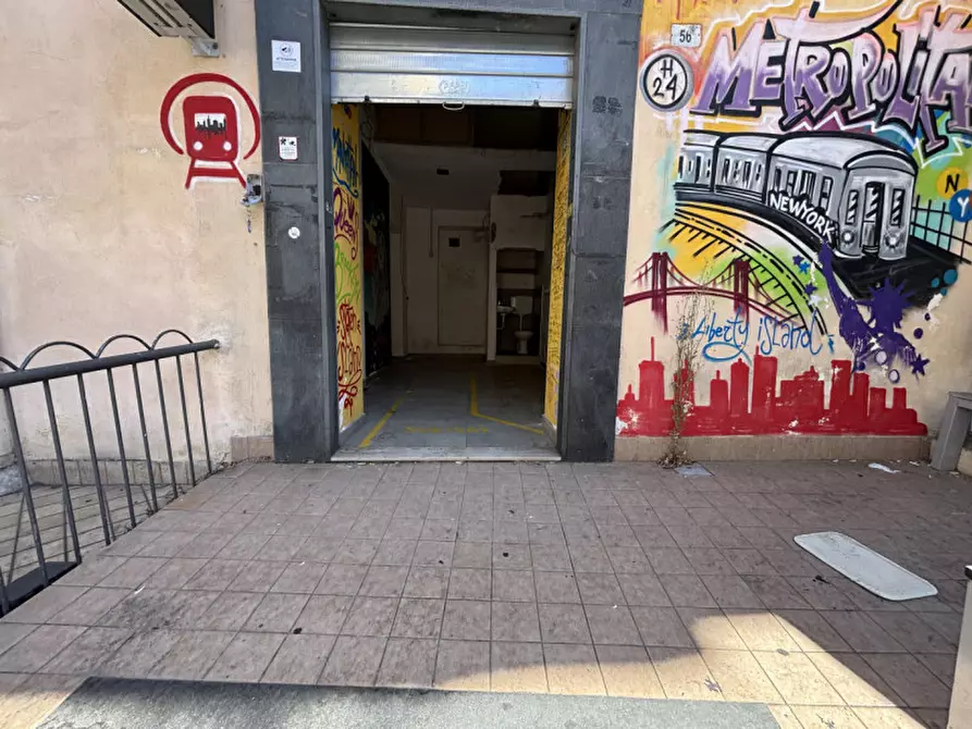 Immagine 3 di Negozio in affitto  in VIA CIRCUMVALLAZIONE a Torre Del Greco