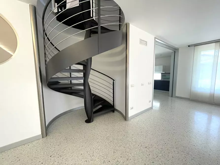 Immagine 1 di Villa in vendita  in Via Roma a Legnaro