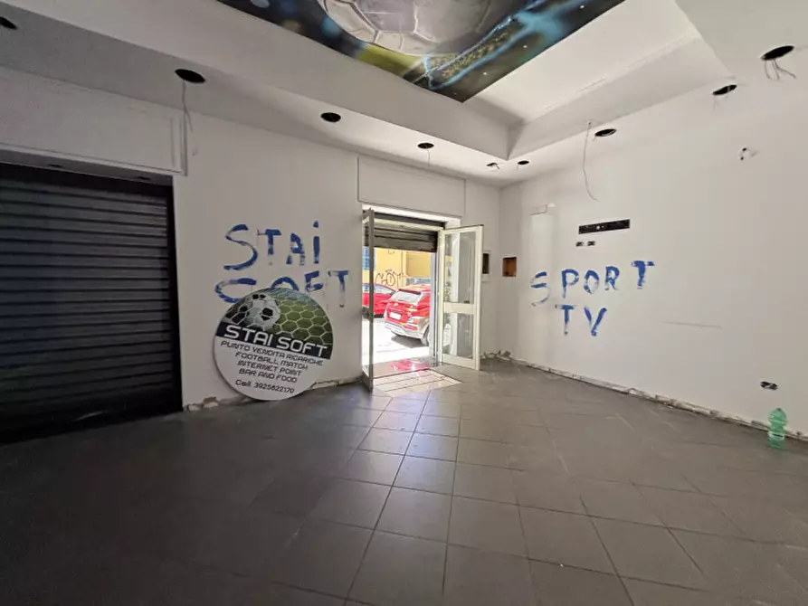 Immagine 2 di Negozio in affitto  in Via Martiri d'Africa n°48 a Torre Del Greco