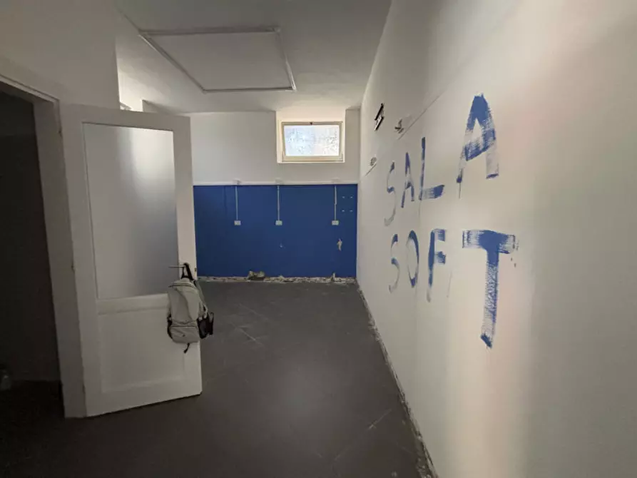 Immagine 3 di Negozio in affitto  in Via Martiri d'Africa n°48 a Torre Del Greco