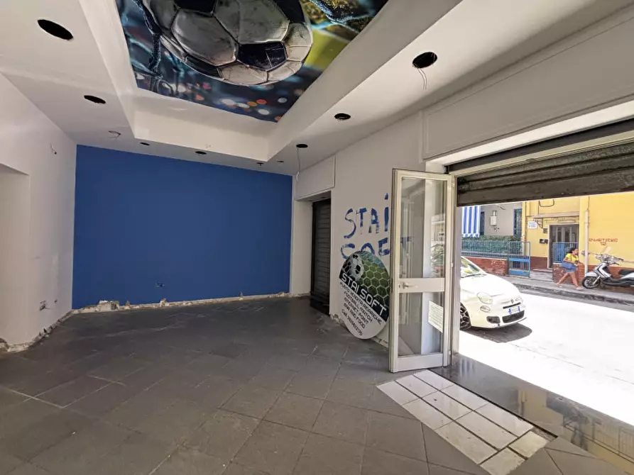Immagine 4 di Negozio in affitto  in Via Martiri d'Africa n°48 a Torre Del Greco