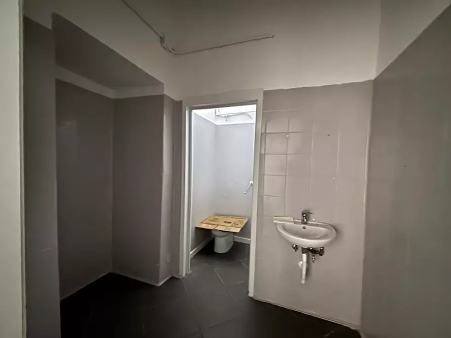 Immagine 5 di Negozio in affitto  in Via Martiri d'Africa n°48 a Torre Del Greco