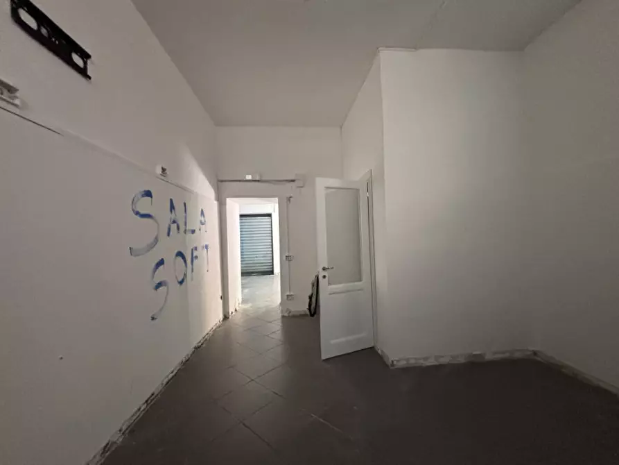 Immagine 6 di Negozio in affitto  in Via Martiri d'Africa n°48 a Torre Del Greco