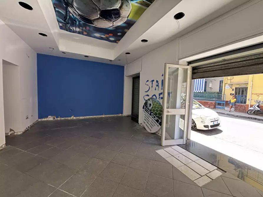 Immagine 9 di Negozio in affitto  in Via Martiri d'Africa n°48 a Torre Del Greco