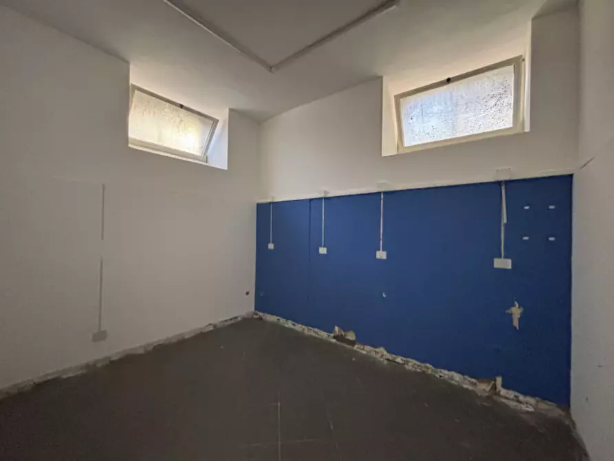 Immagine 10 di Negozio in affitto  in Via Martiri d'Africa n°48 a Torre Del Greco