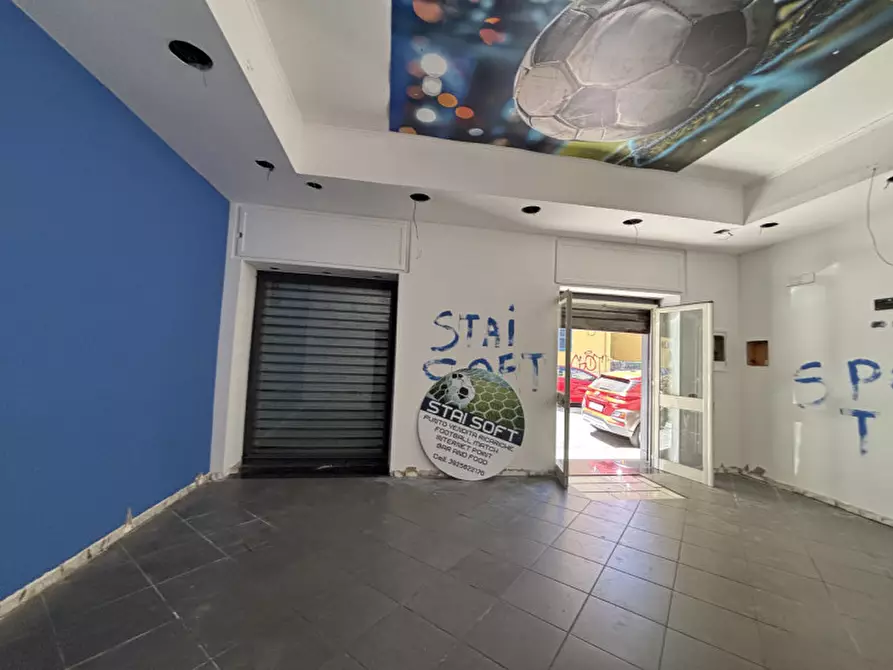 Immagine 11 di Negozio in affitto  in Via Martiri d'Africa n°48 a Torre Del Greco