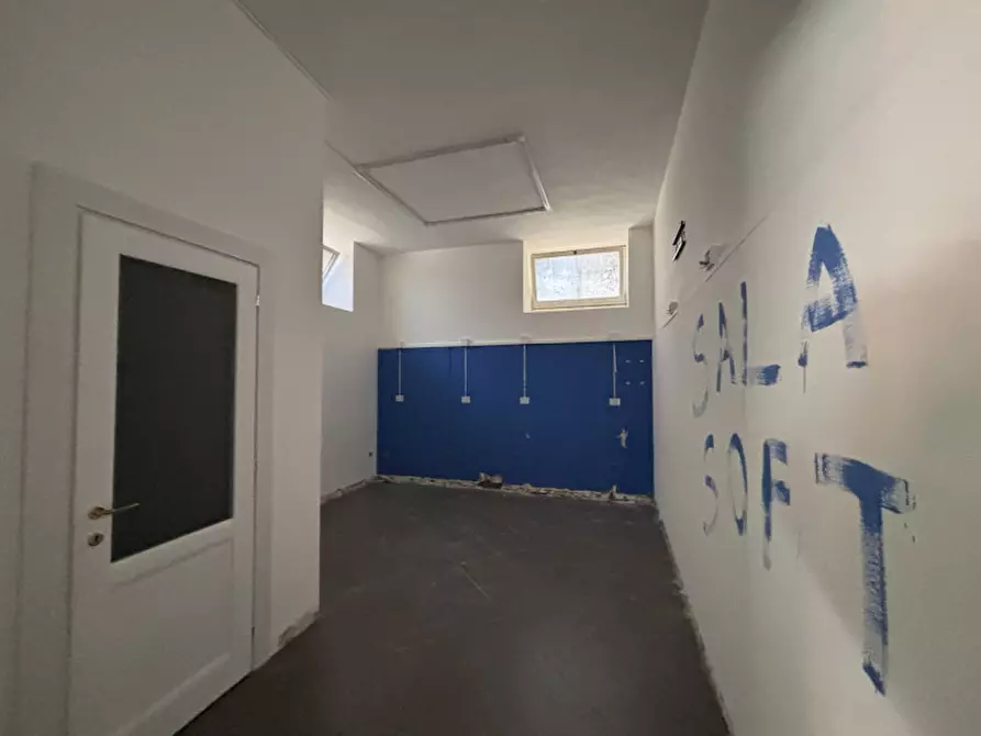 Immagine 12 di Negozio in affitto  in Via Martiri d'Africa n°48 a Torre Del Greco