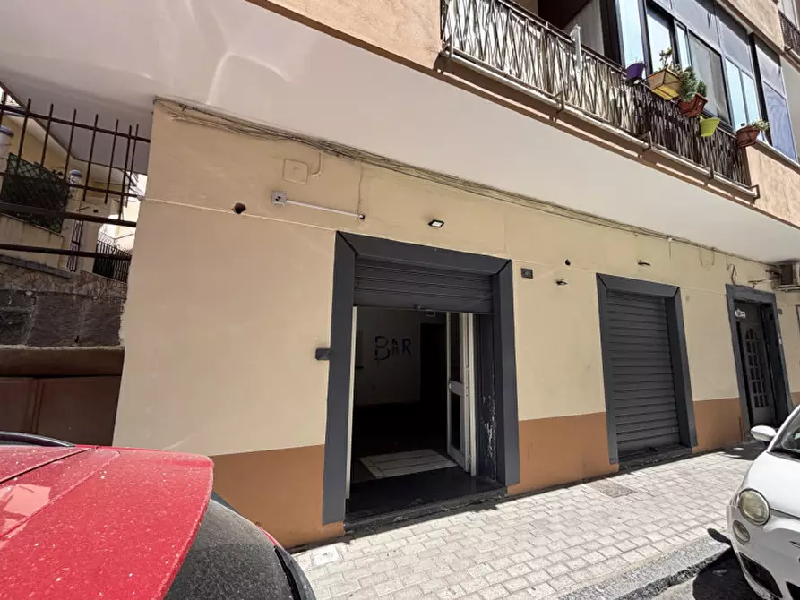 Immagine 14 di Negozio in affitto  in Via Martiri d'Africa n°48 a Torre Del Greco