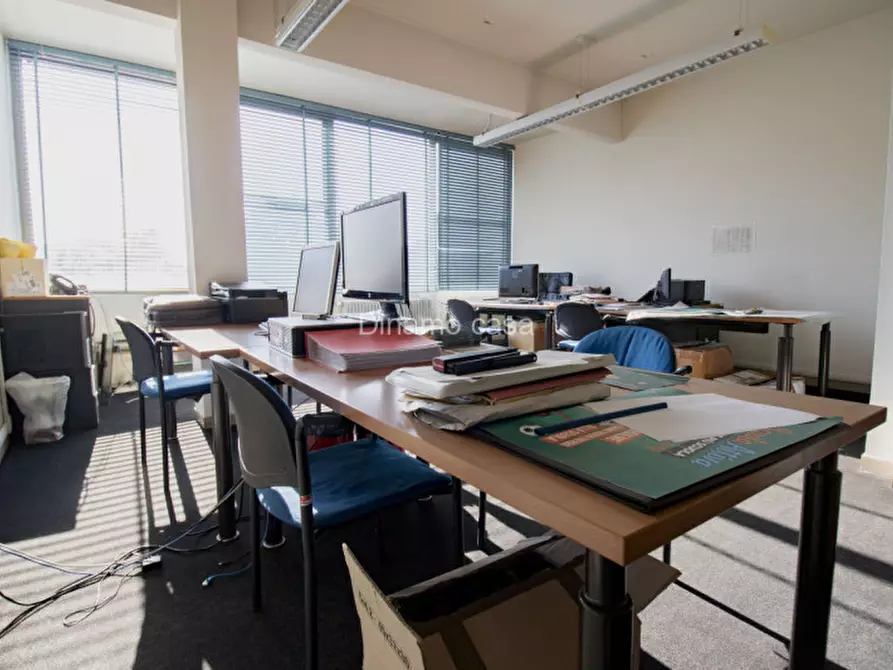 Immagine 11 di Ufficio in vendita  a Prato