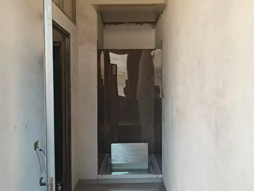 Immagine 9 di Laboratorio in vendita  in Via M. Santini a Parabiago