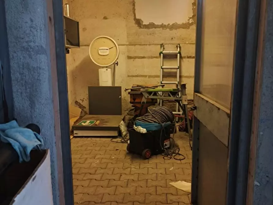 Immagine 10 di Laboratorio in vendita  in Via M. Santini a Parabiago