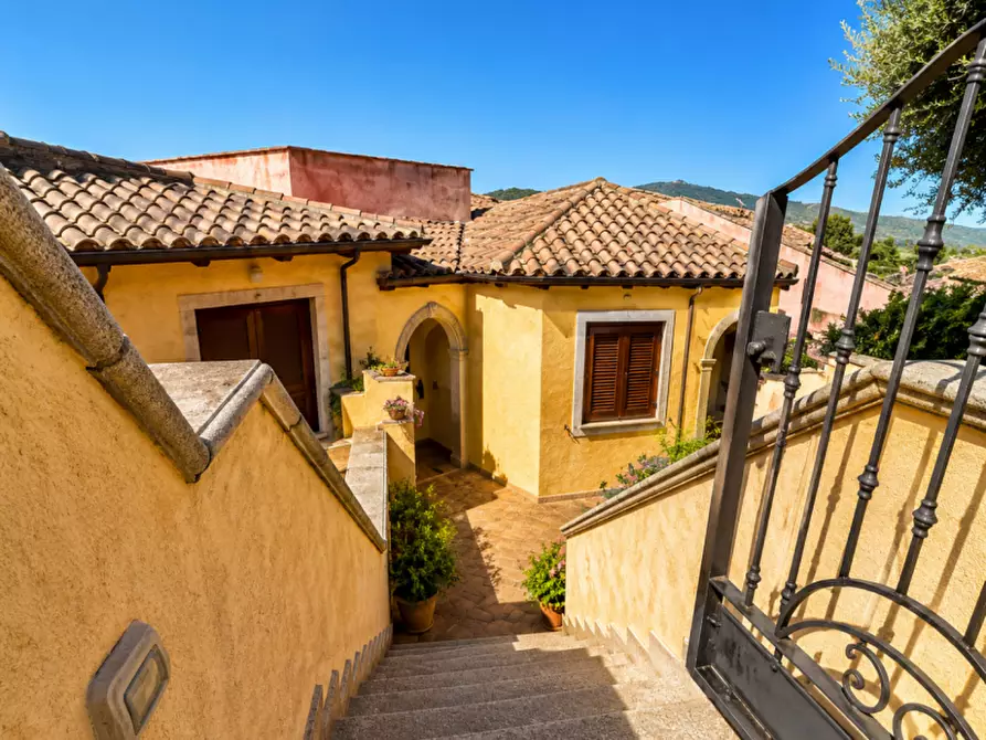 Immagine 17 di Villetta a schiera in vendita  in VIA DELLA PEONI a Olbia