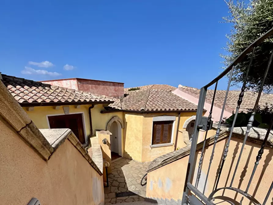 Immagine 40 di Villetta a schiera in vendita  in VIA DELLA PEONI a Olbia
